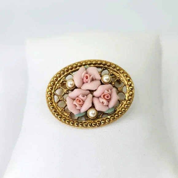 Vintage Filigree Brooch with Porcelain Roses - Picture 4 of 4